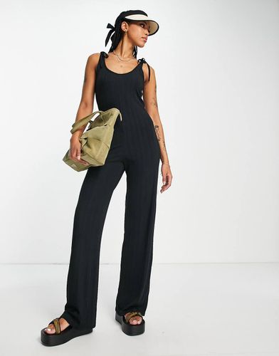 Tuta jumpsuit in jersey nera con spalline allacciate - Topshop - Modalova