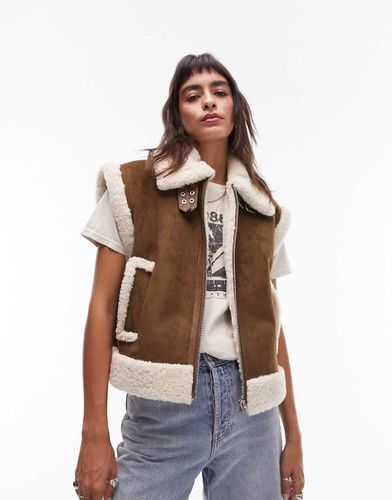 Gilet stile aviatore oversize color cioccolato in camoscio e montone sintetici - Topshop - Modalova