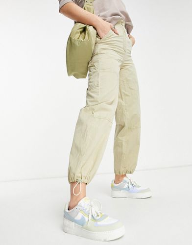 Pantaloni cargo a vita alta in nylon color salvia con fondo elasticizzato - Topshop - Modalova