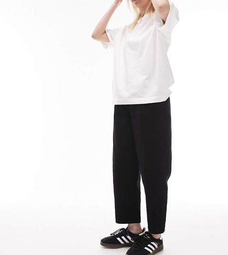 Pantaloni neri in tessuto a coste con pinces - Topshop Petite - Modalova