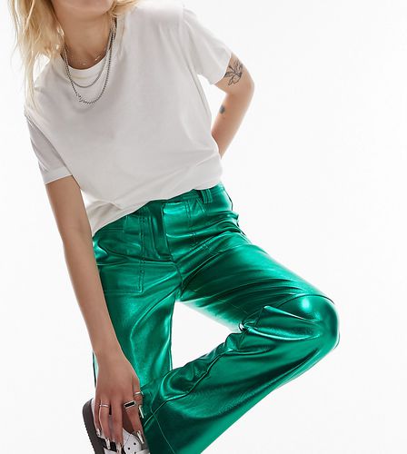 Pantaloni dritti a vita bassa verdi metallizzati in pelle con linguetta in vita - Topshop Petite - Modalova