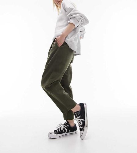 Pantaloni kaki in tessuto a coste con pinces - Topshop Petite - Modalova