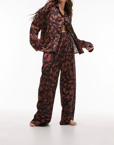 Pigiama color cioccolato con stampa astratta in raso con camicia e pantaloni con profili - Topshop - Modalova