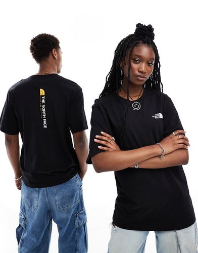 NSE - T-shirt oversize nera con stampa del logo verticale sul retro - The North Face - Modalova