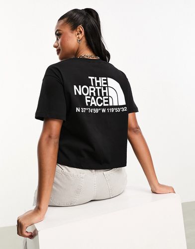 T-shirt nera taglio corto con stampa di coordinate sul retro - The North Face - Modalova