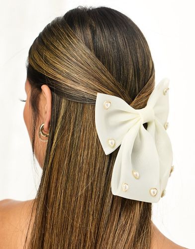 Fermaglio per capelli oversize color crema con perline decorative - True Decadence - Modalova