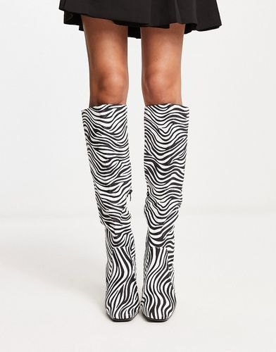 Stivali al ginocchio zebrati con tacco e punta squadrata - Truffle Collection - Modalova