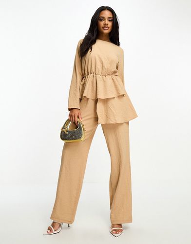 Modest - Tuta jumpsuit cammello con dettaglio a peplo - TRENDYOL - Modalova