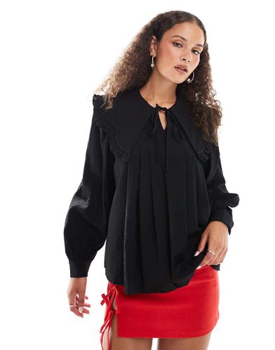 Blusa con colletto oversize nera - Urban Revivo - Modalova