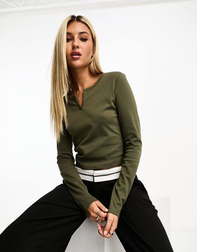 Top a maniche lunghe militare con intaglio sul collo - Urban Revivo - Modalova