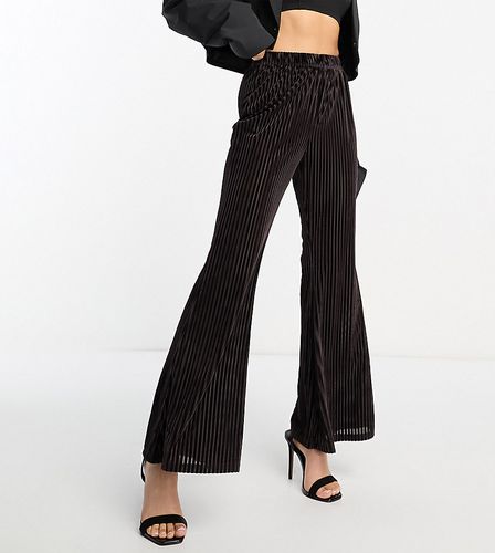 Pantaloni a fondo ampio plissé in velluto marrone cioccolato in coordinato - Urban Threads Petite - Modalova