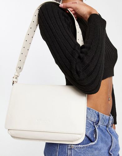 Borsa da spalla in pelle color crema con tracolla con borchie e chiusura a patta - Urbancode - Modalova