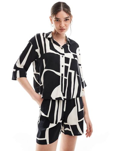 Camicia corta squadrata con stampa astratta monocromatica in coordinato - Vero Moda - Modalova