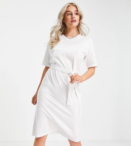 Aware - Vestito T-shirt midi con cintura in vita in cotone - WHITE - Vero Moda Petite - Modalova