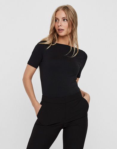 T-shirt attillata nera con scollo a barchetta - Vero Moda - Modalova