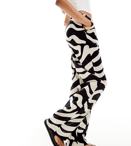 Pantaloni a fondo ampio in misto lino con stampa astratta bianca e nera in coordinato - Vero Moda Tall - Modalova
