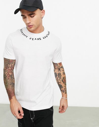 T-shirt bianca con logo sul collo - Versace Jeans Couture - Modalova