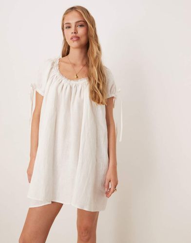 Evelyn - Robe babydoll courte à encolure dégagée - Crème - Vrg Grl - Modalova