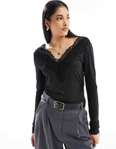 Top a maniche lunghe con dettaglio in pizzo e scollo a V - YAS - Modalova