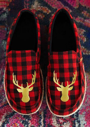Christmas Reindeer Buffalo Plaid Slip On Flat Sneakers - Red - unsigned - Modalova