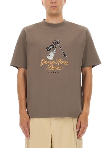 Grand hotel print t-shirt - drôle de monsieur - Modalova