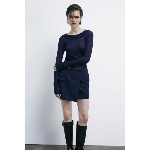 Mini-Wickelrock aus fester Baumwolle mit strukturierter Silhouette und Tailoring-Details. Kombiniert mit feiner Strickware oder dem passenden Blazer e - 8058701382385 - Modalova