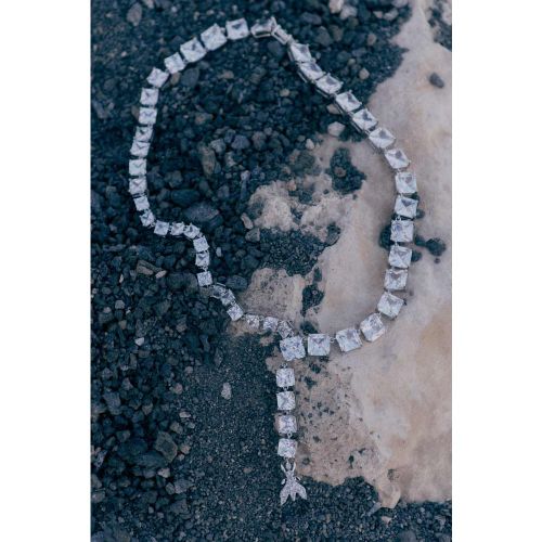 Die Kette im Diamond Cut von Patrizia Pepe – strahlendstes Element der Kollektion – setzt auf asymmetrischen Glanz mit großen Strass- und Zirkoni - 8058701438648 - Modalova