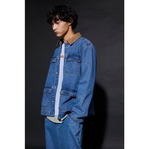 Chaqueta Vaquera Utilitaria Con Cuello De Pana - boohoo - Modalova