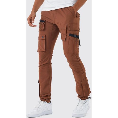 Pantaloni Cargo Slim Fit con fascette elastiche in vita - boohoo - Modalova