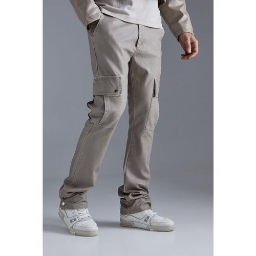 Pantaloni Cargo Slim Fit in PU slavato con bottoni a pressione sul fondo - boohoo - Modalova