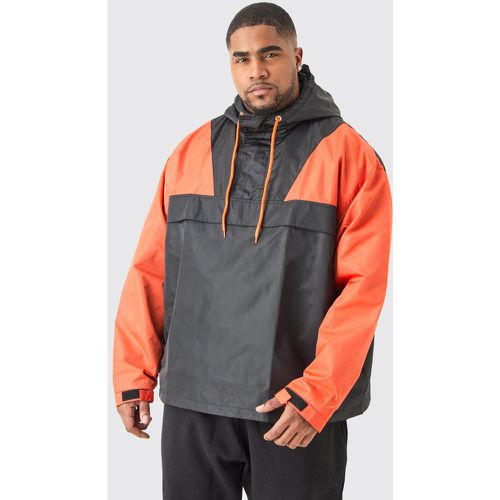 Giacca a vento Plus Size oversize Man con zip corta e cappuccio - boohoo - Modalova