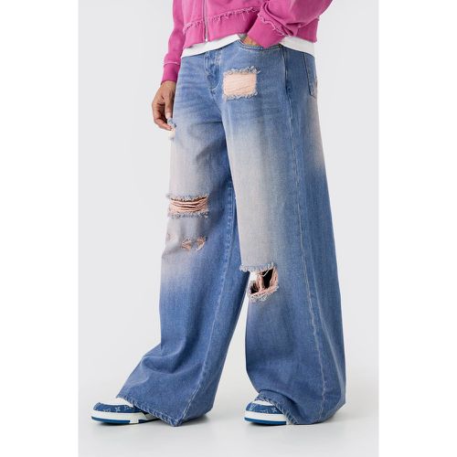 Jeans extra comodi sovratinti con applique in tessuto sfilacciato - boohoo - Modalova
