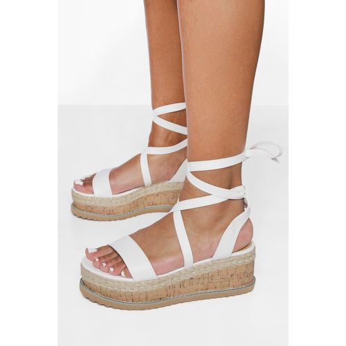 Scarpe Flatform a calzata ampia con laccetti e zeppa - boohoo - Modalova