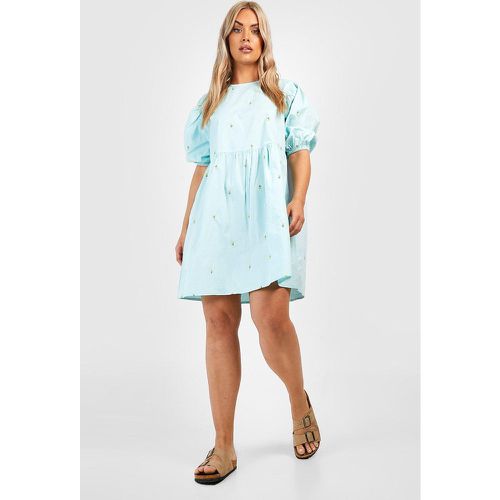 Vestito grembiule Plus Size in popeline con ricami a fiori - boohoo - Modalova