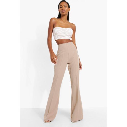 Pantalones De Traje Ajustados Con Campana - boohoo - Modalova