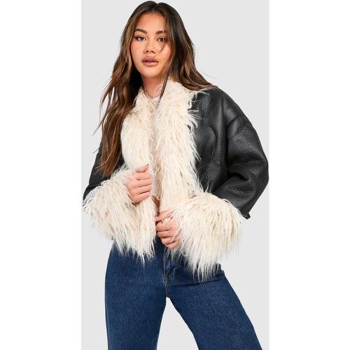 Chaqueta De Cuero Con Ribete De Pelo Sintético - boohoo - Modalova