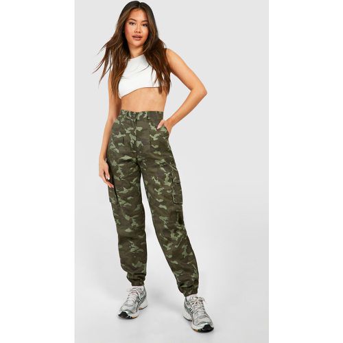 Pantalón Cargo De Tiro Alto Con Estampado De Camuflaje - boohoo - Modalova