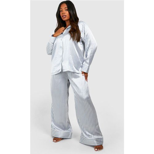 Set pigiama Plus Size con pantaloni lunghi in raso a righe - boohoo - Modalova