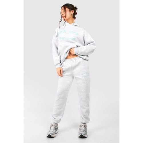 Petite New York Embroidered Tracksuit - boohoo - Modalova