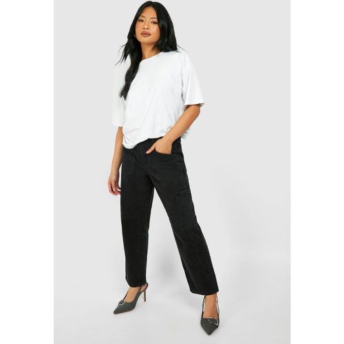 Petite Washed Black Pocket Detail Cargo Jeans - boohoo - Modalova