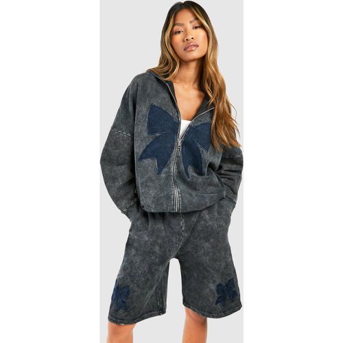 Acid Wash Denim Bow Applique Sweat Jogger Short - boohoo - Modalova