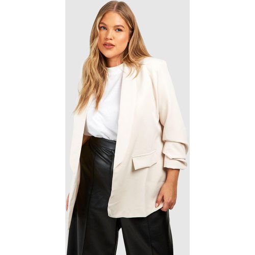 Blazer Plus Size con ruches sulle maniche - boohoo - Modalova