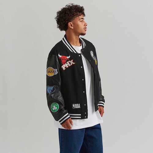 NBA ALL OVER LOGOS VARSITY JACKET - new era - Modalova