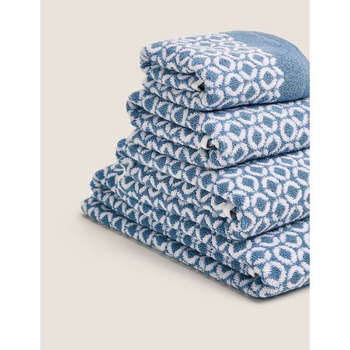 Pure Cotton Repeat Links Towel blue - Marks & Spencer - Modalova