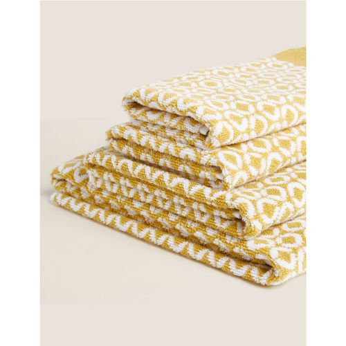 Pure Cotton Repeat Links Towel yellow - Marks & Spencer - Modalova