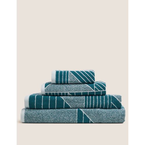 Pure Cotton Geometric Print Towel green - Marks & Spencer - Modalova