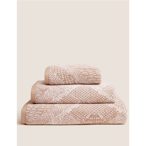 Pure Cotton Repeat Diamond Towel brown - Marks & Spencer - Modalova
