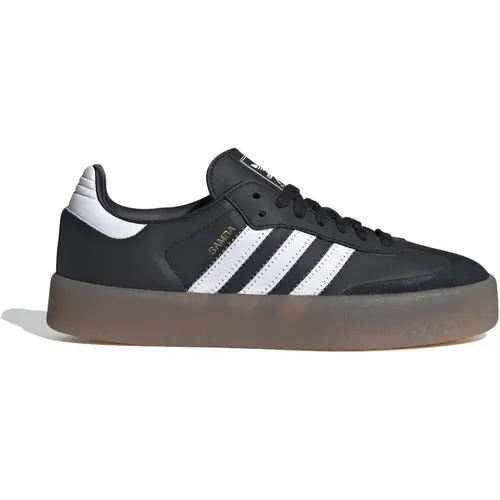 Der Schuh Adidas Samba ist ein ikonisches Modell, das ursprünglich für das Hallenfußball entwickelt wurde. Er ist an seiner Gummisohle und seinem k - MAG10897083 - Modalova