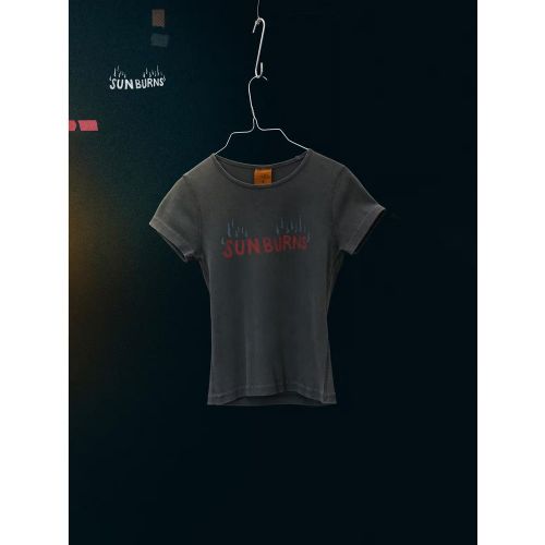 Das T-Shirt Nudie Jeans Eve Sunburns verkörpert lässige Eleganz und unterstreicht das Engagement der Marke für Nachhaltigkeit. Hergestellt aus hoch - MAG11076514 - Modalova