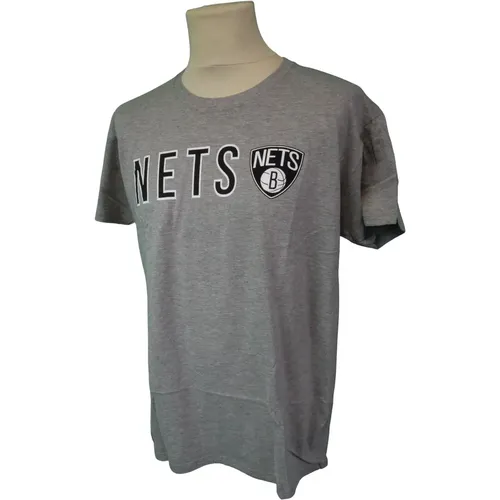 Tessuto morbido e confortevoleTesto e grafica a contrasto stampati sul davantiScollo rotondo e maniche corteOgni articolo è venduto separatamente - MAG2085266 - Modalova